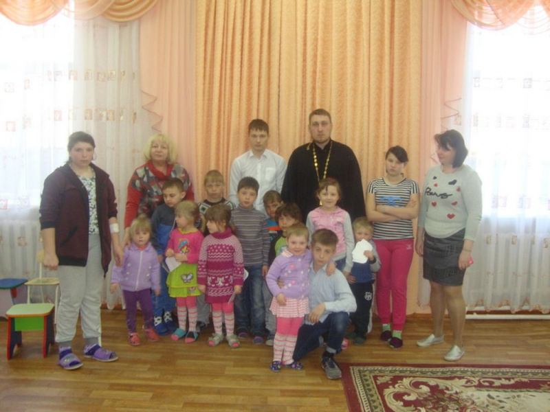 Иерей Антоний Колпаков поздравил воспитанников Социально-реабилитационного центра с праздником Вознесения Господня в г. Новошахтинске