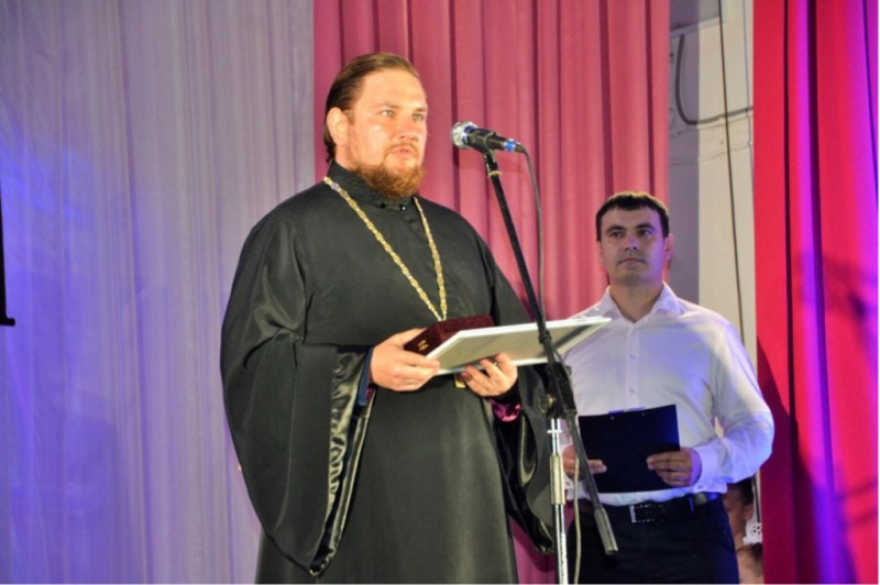 Иерей Владимир Татаркин поздравил с Днем социального работника работников этой сферы