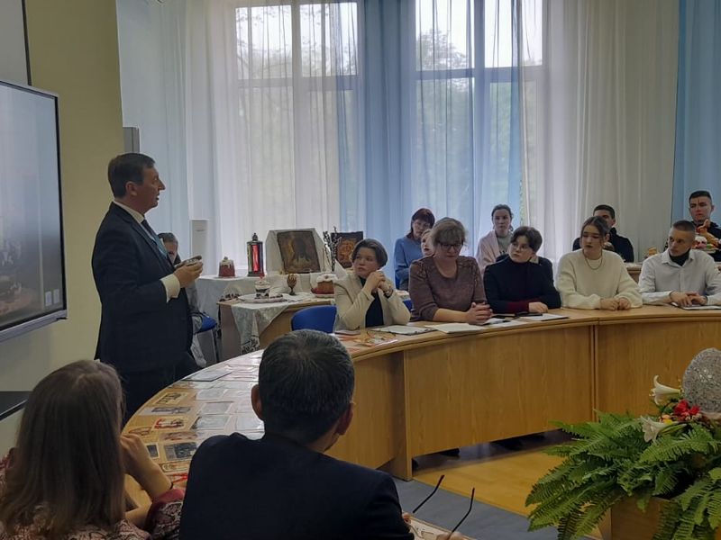 О смыслах и традициях Пасхи Христовой говорили на епархиальном просветительском проекте в шахтинском вузе