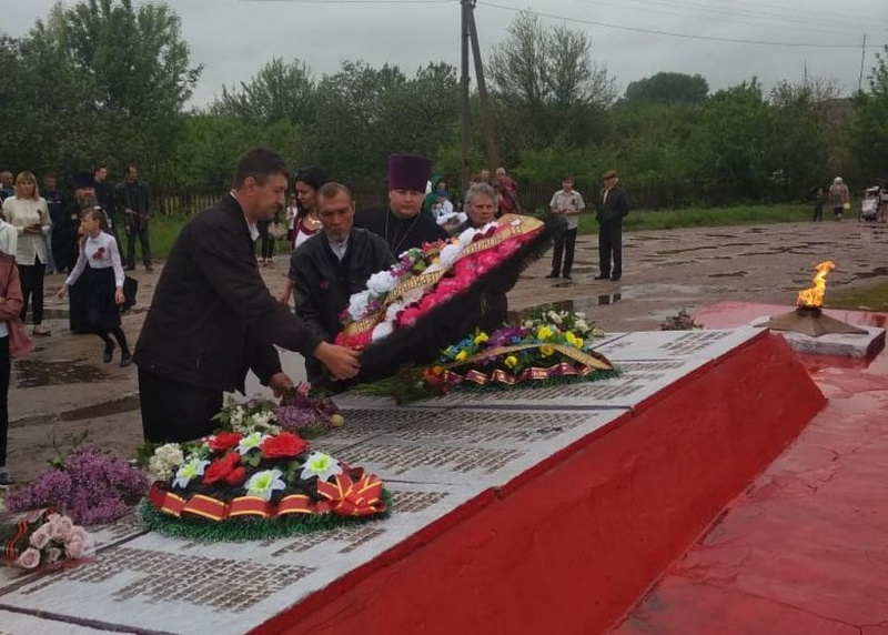 В день 74-й годовщины Победы в Великой Отечественной войне священнослужители храма Владимирской иконы Божией Матери хутора Можаевка приняли участие в митинге