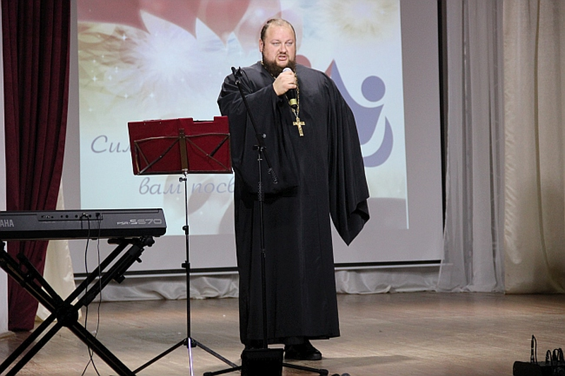 В районном Доме культуры поселка Чертково прошел концерт, посвященный Международному дню инвалидов. В мероприятии принял участие протоиерей Антоний Колистратов