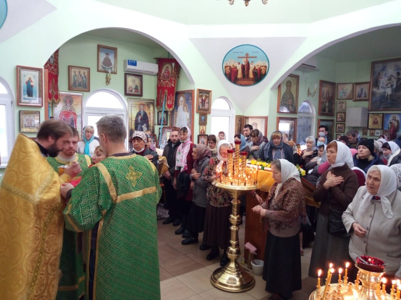 В храме святого праведного Иоанна Кронштадтского г. Шахты совершилось праздничное богослужение в честь престольного дня