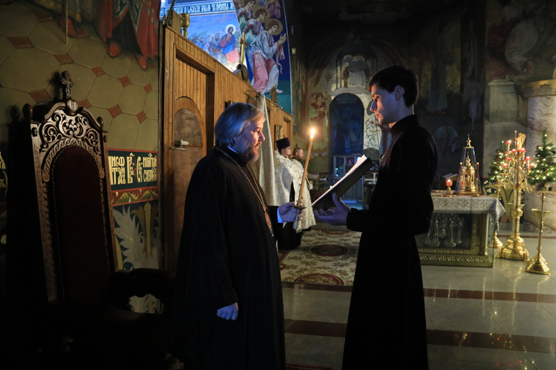 Преосвященнейший владыка Симон молился за уставным богослужением накануне Навечерия Рождества Христова – Рождественского сочельника