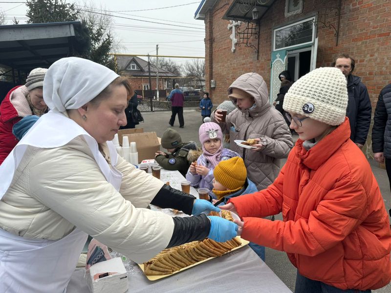 В храме Архистратига Михаила на масленицу всех гостей угощали блинами и горячим чаем