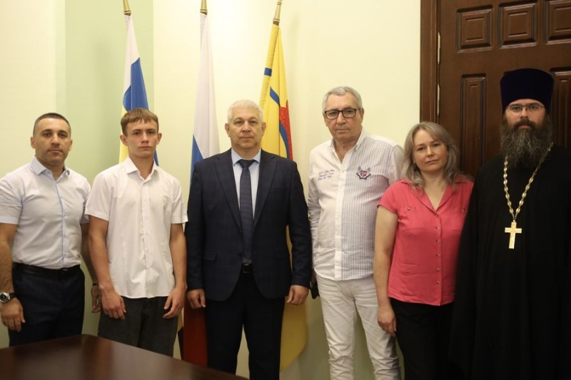 Благочинный приходов Александровск-Грушевского округа принял участие во встрече с победителем первенства Европы по боксу