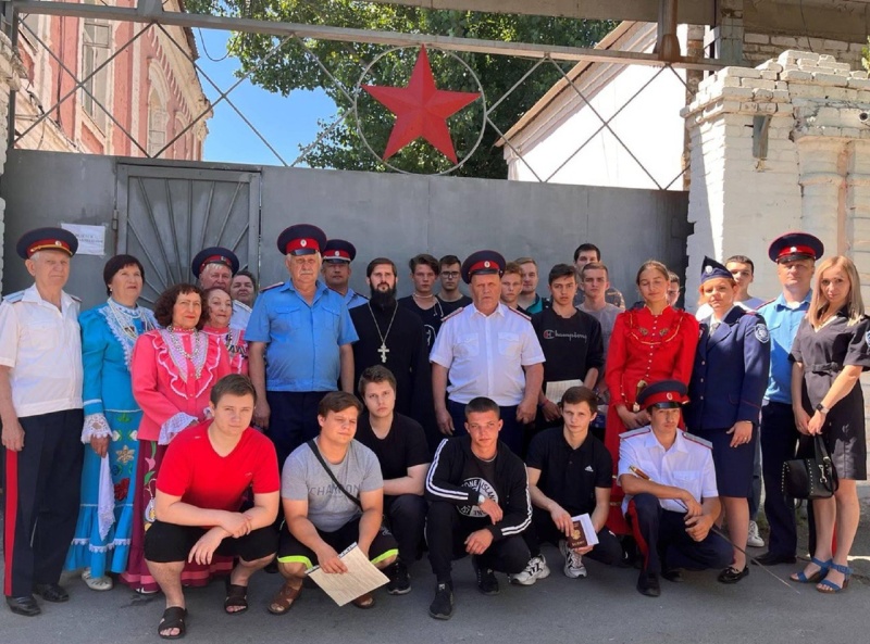 Иерей Евгений Осяк напутствовал юношей казаков на воинскую службу