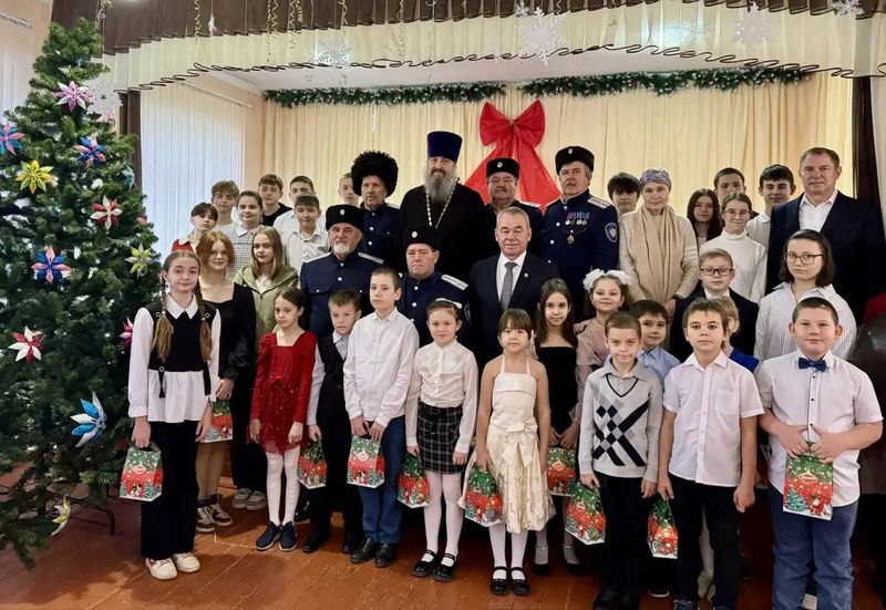 Духовенство и казаки поздравили с Рождеством школу в хуторе Данилов