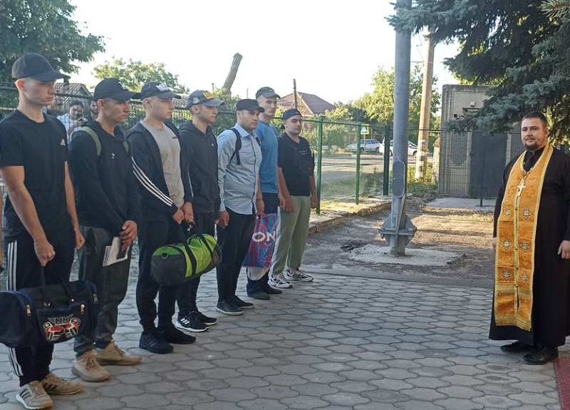 Иерей Анатолий Минаев напутствовал призывников Багаевского и Веселовского районов