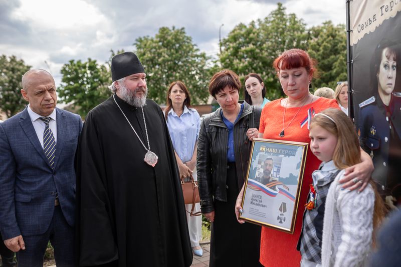 При Покровском кафедральном соборе города Шахты вновь открылась фотовыставка «Семья героя. Шахты»
