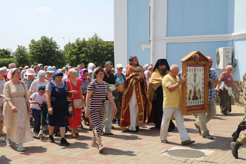 Традиционный крестный ход в память о святой семье Царственных страстотерпцев состоялся от храма святителя Николая поселка Аютинский к Покровскому кафедральному собору г. Шахты