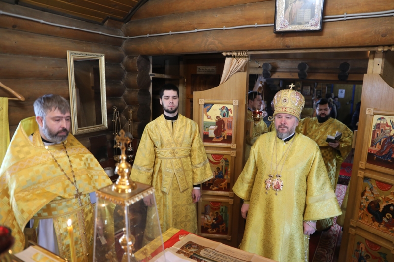 Преосвященнейший епископ Симон совершил Божественную литургию в храме в честь иконы Божией Матери «Одигитрия» поселка Таловый