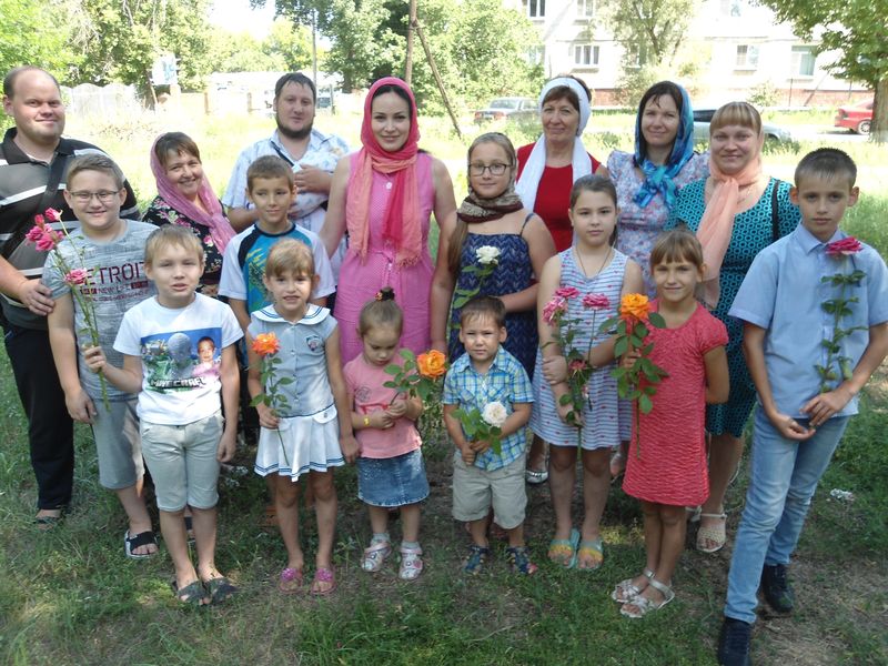 О Церкви в жизни человека рассказала воспитанникам воскресной школы «Радость» города Каменск-Шахтинский директор школы Виктория Викторовна Галдина