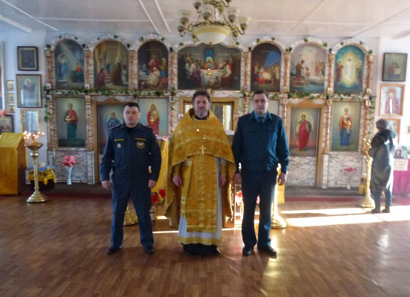 Вместе с пожарниками протоиерей Владимир Лавлинский совершил молебен перед иконой Божией Матери Неопалимая Купина