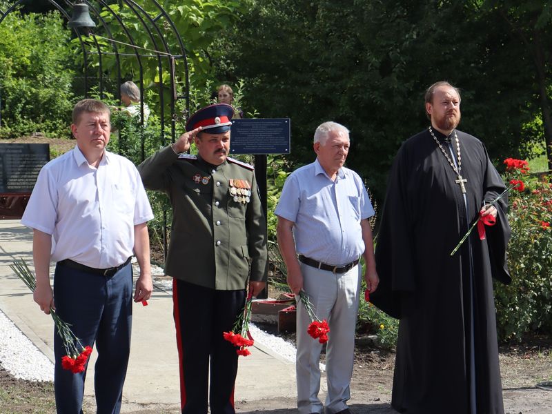 На территории храма Донской иконы Божьей Матери состоялось торжественное открытие памятника погибшим при защите интересов Отечества воинах-земляках
