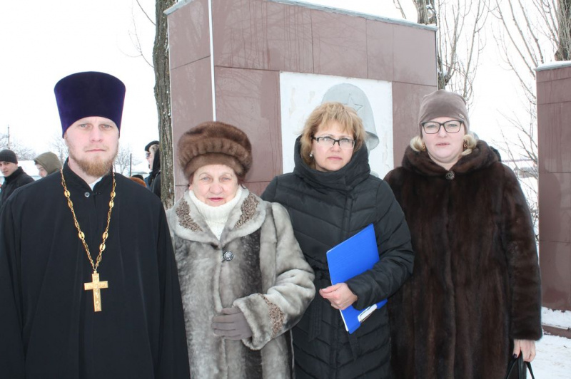 В Зверево состоялся митинг, посвященный 77-ой годовщине освобождения города от немецко-фашистских захватчиков. В мероприятии принял участие иерей Димитрий Дяур