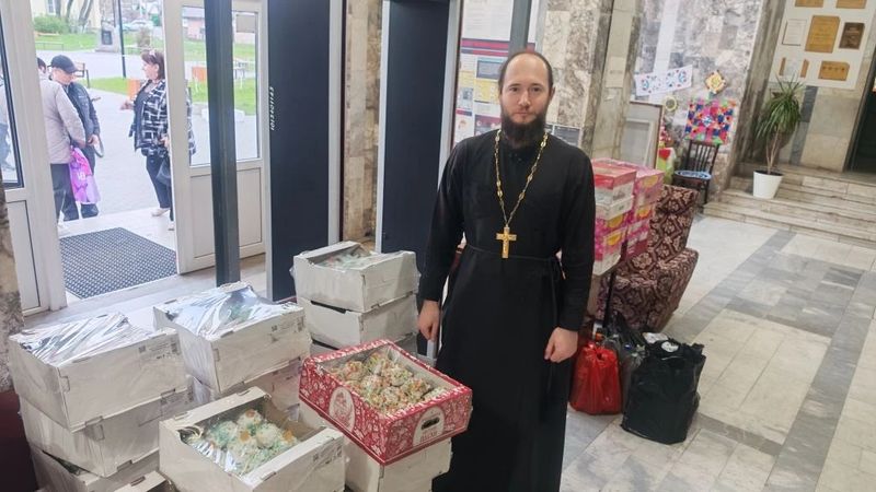 Настоятель Свято-Покровского храма передал 500 куличей для бойцов СВО  