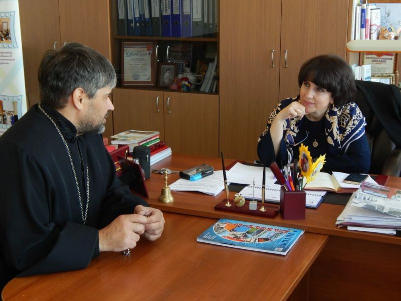 Иерей Сергей Столяров, председатель Приходского совета храма святого благоверного князя Александра Невского Сулинского благочиния провел рабочую встречу с директором школы № 5 г. Красный Сулин В.С. Евтюховой