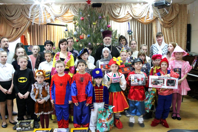 К ребятам в социальный приют для детей г. Гуково приехали воспитанники воскресной школы «Свет Ангела» прихода храма Великомученика и целителя Пантелеимона с настоятелем храма отцом Олегом Бурлаковым