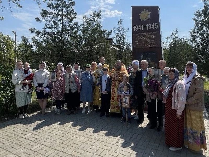Память, объединяющая поколения: Лития у мемориала в Кадамовском