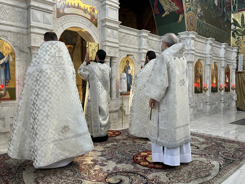 В день памяти преподобных Зосимы и Савватия Соловецких Преосвященнейший епископ Симон совершил Божественную литургию в Покровском кафедральном соборе города Шахты