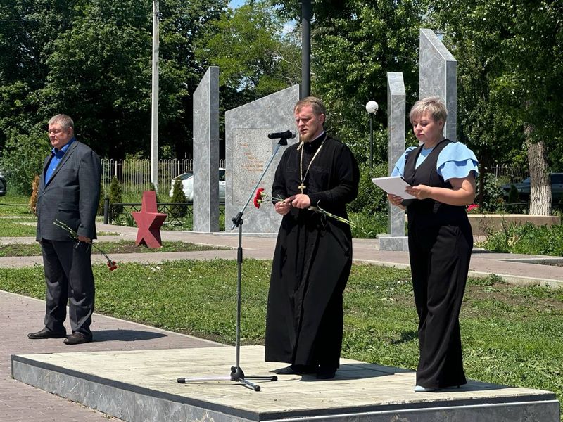 В Зверево почтили память погибших шахтеров Донбасса у мемориала горняцкой славы 