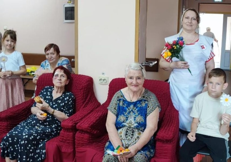 Воспитанники воскресной школы «Благовест» и сёстры Марфо-Мариинского сестричества посетили пожилых людей и инвалидов пансионата поселка Каменоломни