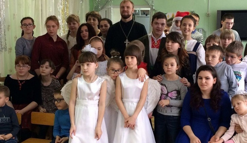 Молодежь Покровского кафедрального собора и воспитанники воскресной школы Покров в святые дни Рождества Христова поздравили с праздниками детей реабилитационного центра «Добродея» г. Шахты