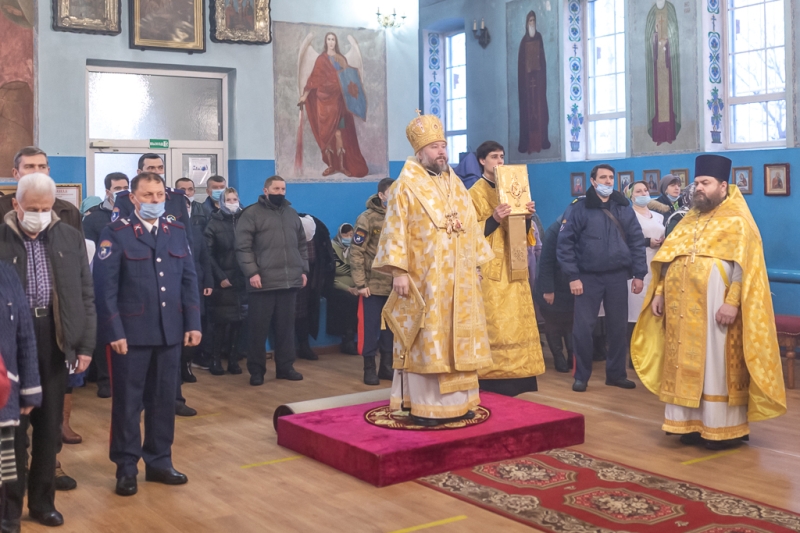 Преосвященнейший епископ Симон совершил воскресную Божественную литургию в храме Архистратига Михаила поселка Каменоломни