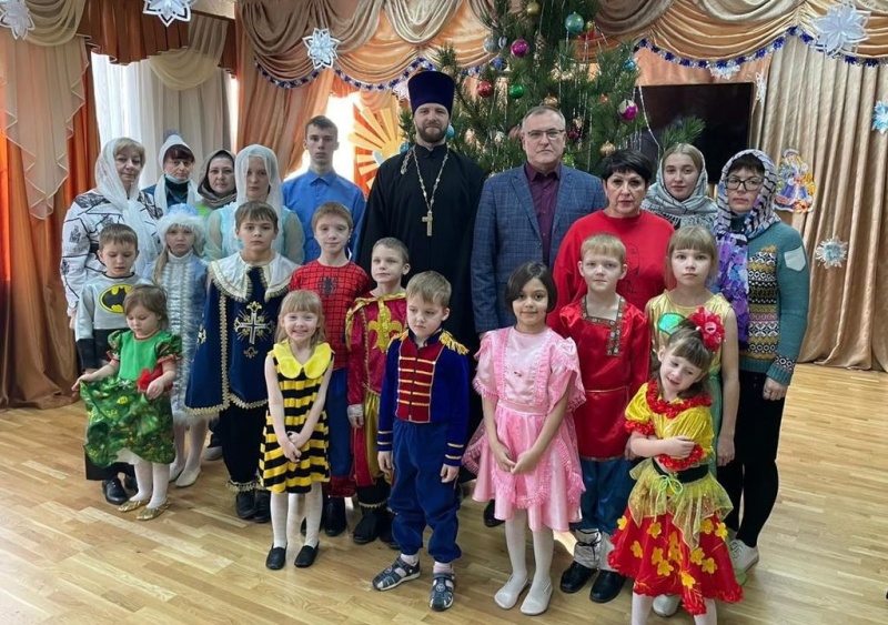 Иерей Леонид Зацепилин поздравил с Новым Годом и Рождеством воспитанников социально-реабилитационного центра г. Гуково