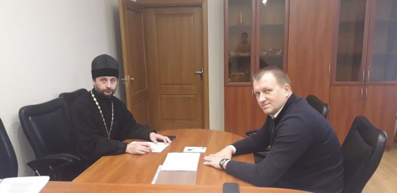 Протоиерей Сергий Яценко провел рабочую встречу с директором Департамента труда и социального развития Администрации г. Шахты