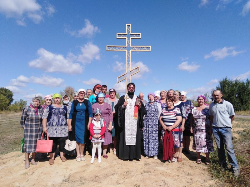 Протоиерей Игорь Жевердан совершил чин освящения поклонного креста, установленным перед въездом в хутор Калашников Кашарского района