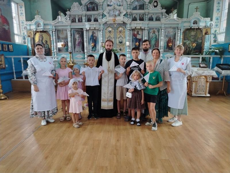 Письма и рисунки для военнослужащих подготовили воспитанники воскресной школы "Благовест"