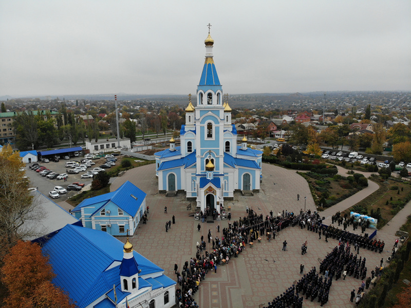 На площади Покровского кафедрального собора города Шахты прошло построение лучшего кадетского корпуса в России по случаю торжественной церемонии присяги и вручения первых погон молодым кадетам