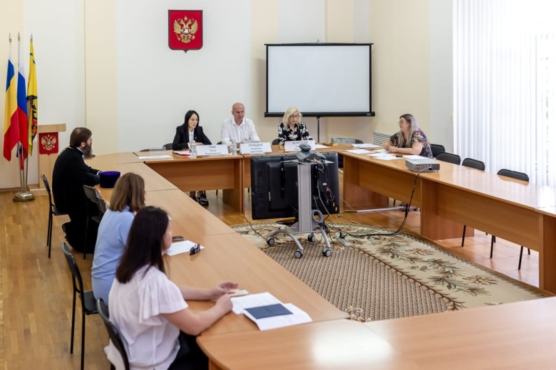 Благочинный Александровск-Грушевского округа иерей Александр Теличкин принял участие в совещании в Администрации города Шахты