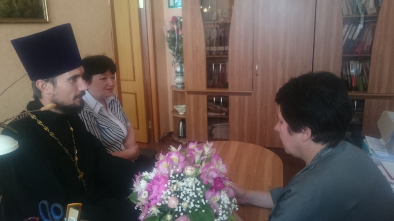 Иерей Иоанн Трофимов и помощник благочинного Александровск-Грушевского округа приняли участие в совещании администрации школы № 49 г. Шахты