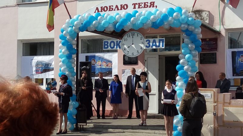 Иерей Николай Налеткин напутствовал школьников на линейке, посвященной окончанию учебного года