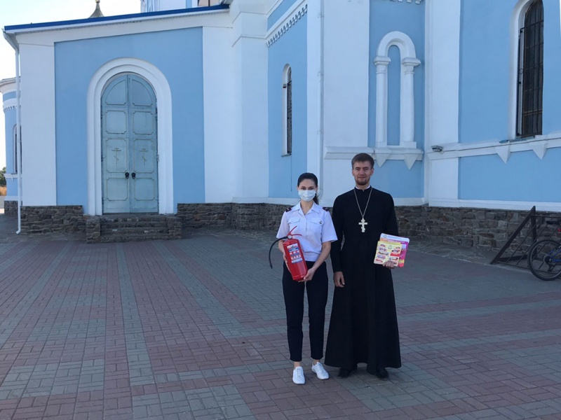 Сотрудник ВДПО г. Шахты передала в дар Покровскому кафедральному собору огнетушитель и канцелярские товары с противопожарной тематикой для детей воскресной школы