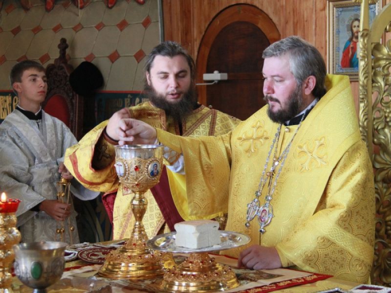 Епископ Симон возглавил Божественную литургию и молебен по случаю начала нового учебного года в Покровском кафедральном соборе г. Шахты