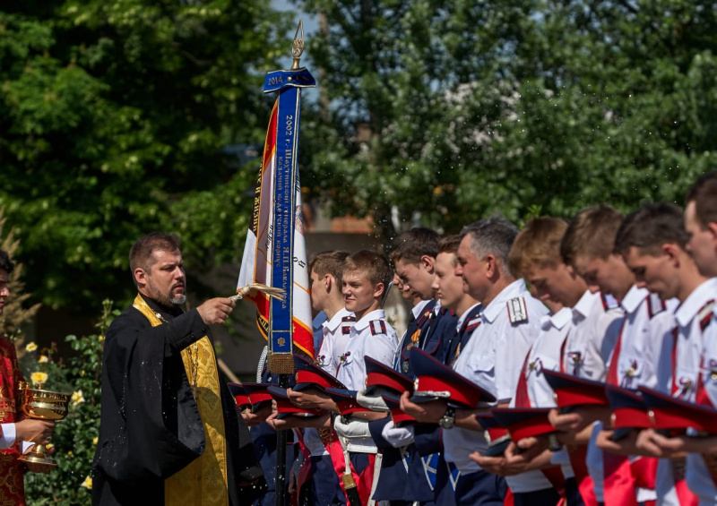 В Шахтинском Я.П. Бакланова казачьем кадетском корпусе прозвенел последний звонок, выпускников напутствовал иерей Евгений Поцелуев