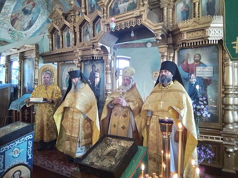 В храме Вознесения Господня города Шахты соборным богослужением отметили праздник в честь святого апостола и евангелиста Иоанна Богослова