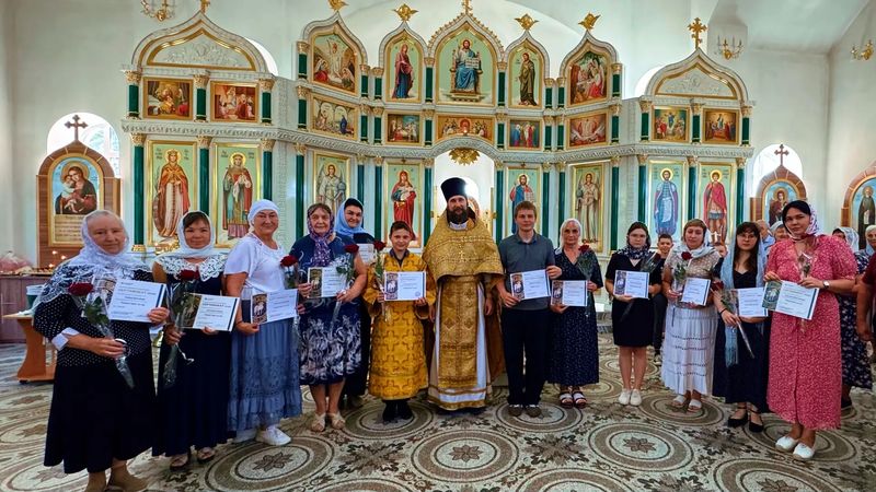 В храме святого благоверного князя Александра Невского вручены сертификаты об окончании Патриаршей программы изучения Библии