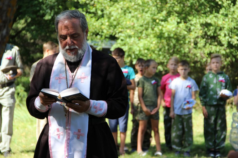 Казачий лагерь допризывной молодежи открыли в станице Вешенской. Протоиерей Владимир Поляков принял участие в мероприятии