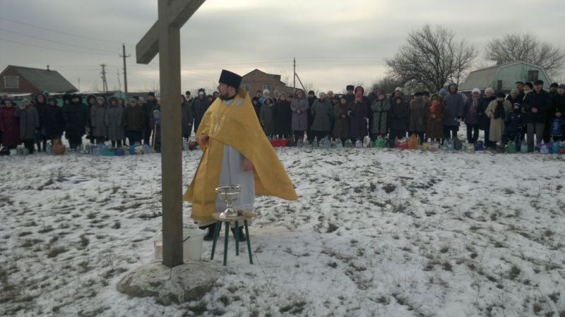 В пос. Машзавод г. Шахты чин великого освящения воды совершили у поклонного креста