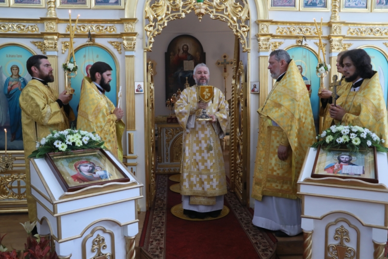 Божественная литургия в храме Святой Троицы города Каменск-Шахтинский в праздник святых первоверховных апостолов Петра и Павла