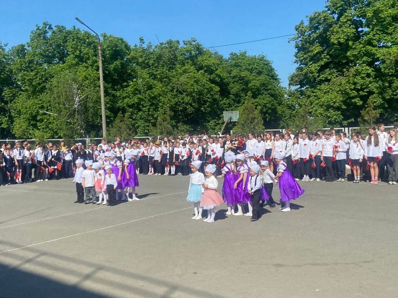 Ученики МБОУ СОШ №14 почтили память героев, отдавших свои жизни за Победу в Великой Отечественной войне