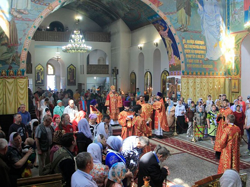 Преосвященнейший епископ Симон совершил благодарственный молебен за дарование Победы в Великой Отечественной войне в Покровском кафедральном соборе города Шахты