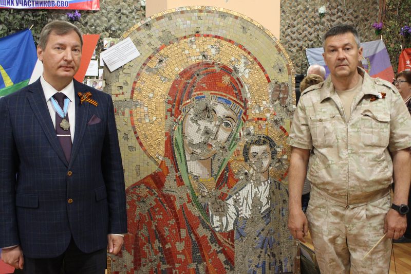 Епархиальный древлехранитель посетил патриотическую выставку, рассказывающую о героизме российского воинства