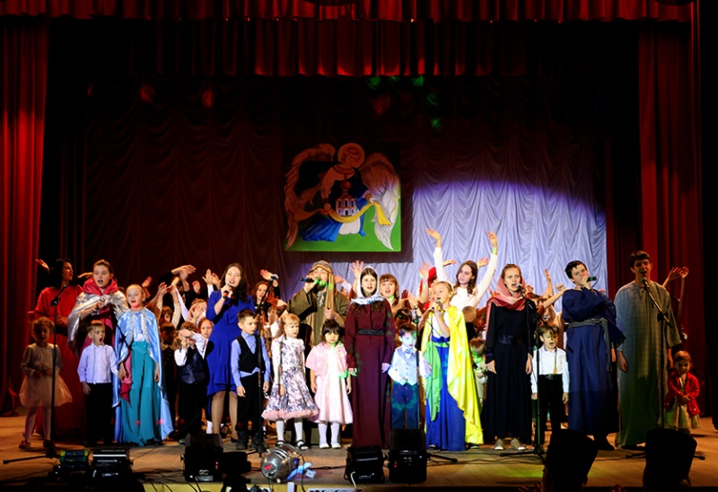 Молодежный актив Шахтинской епархии и православная молодежь г. Гуково в святые дни Рождества провели большое праздничное мероприятие