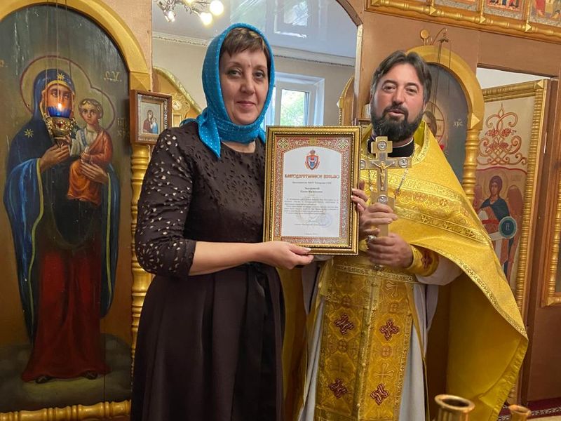 В Никольском храме слободы Кашары поздравили прихожанку-педагога с Днем учителя   