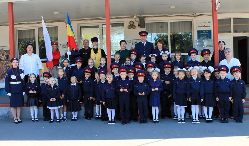 В Багаевской казачьей школе прошло посвящение в казачата